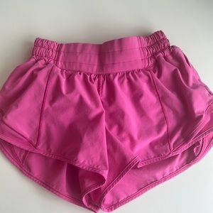 lululemon hotty hot shorts - low rise - 2.5” - size 0 - sonic pink
